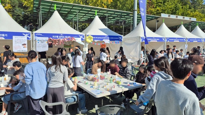 [코리안투데이] (사진) 17일 열린 ‘제11회 구로 청소년축제’에서 참가자들이 다양한 체험 프로그램에 참여하고 있다. © 박수진 기자
