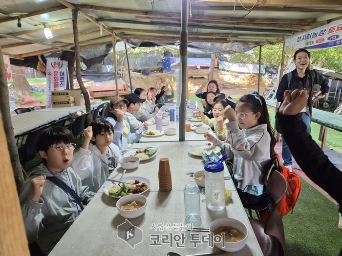 [코리안투데이] 청시회 체험학습 농장에서 유기농 건강 밥상을 맛보는 참여 어린이들 모습 © 백창희 기자