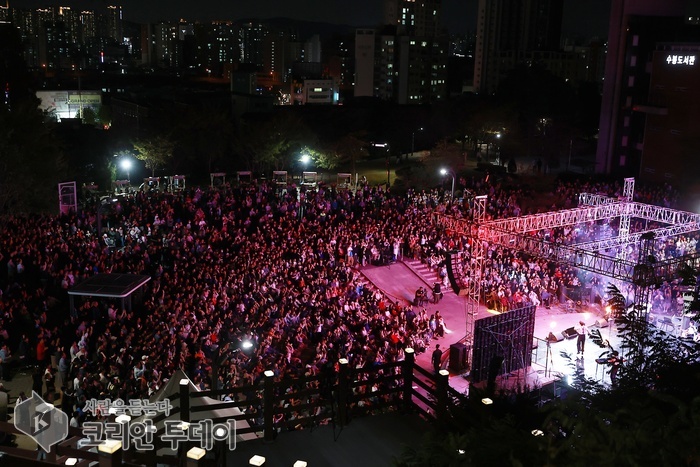 [코리안투데이] 수봉공원 인공폭포 일원 축제 무대 © 김미희 기자