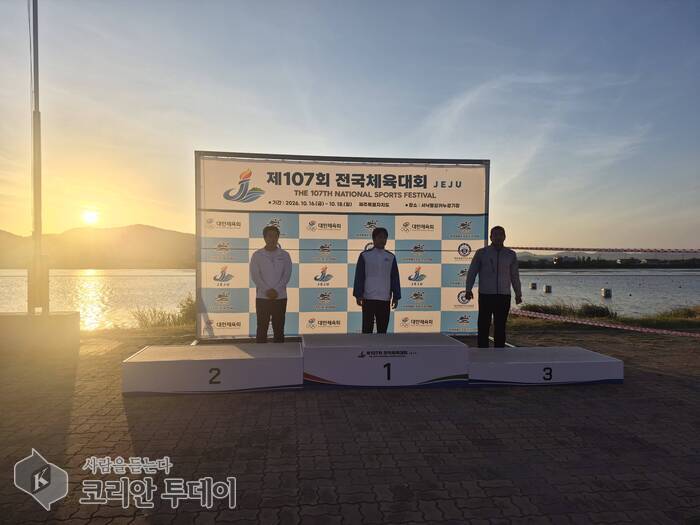 [The Korean Today] Các vận động viên đội canoe quận Yeonsu chụp ảnh lưu niệm sau khi đoạt giải canoe tại Đại hội Thể thao toàn quốc © Phóng viên Kim M