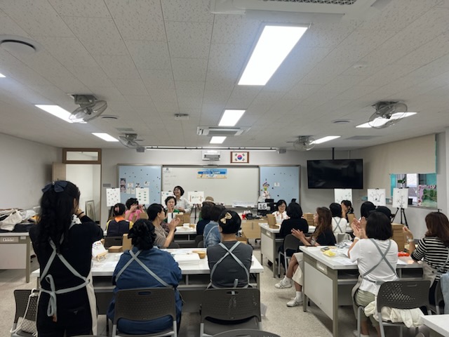 Guwol 3-dong Teaches Resource Recycling Through Sea Glass Art