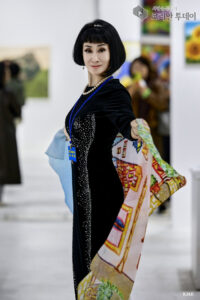 Artist Carmen PARK Brings Paintings to Life on the Runway at the 2026 Bank Art Fair