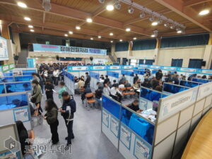ミチュホル区で障害者就職フェア、35社が現場面接 求職者約400人が来場