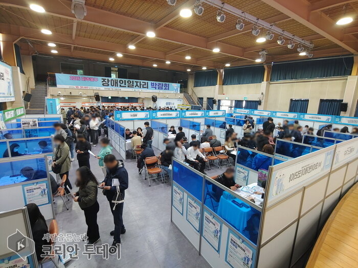 弥邹忽区残疾人就业博览会:35家企业现场面试,约400名求职者到场