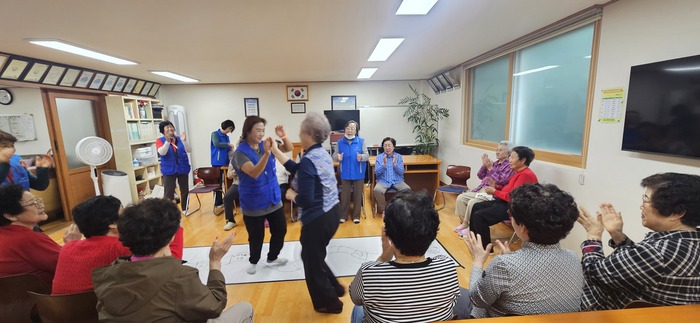 Jangsuseochang-dong hỗ trợ hoạt động giải trí cho người cao tuổi qua trò chơi “Jeonrye nori”