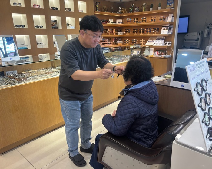 Nonhyeon 2-dong Helps Seniors See Clearly