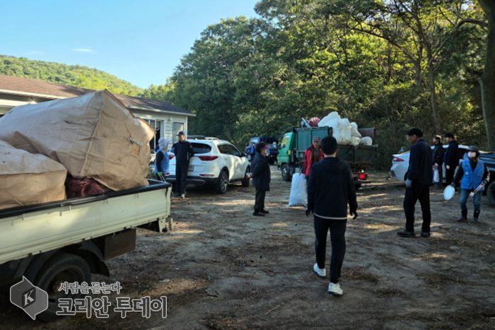 [코리안투데이] 클린업데이 환경정화 활동 참여 주민과 면사무소 직원들 © 김미희 기자