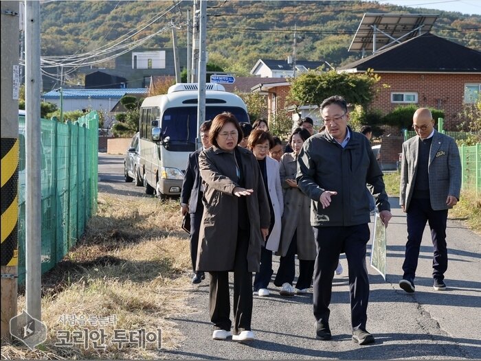 [코리안투데이] 운북동 벌판마을 현장 방문한 손화정 영종구청장 © 김미희 기자
